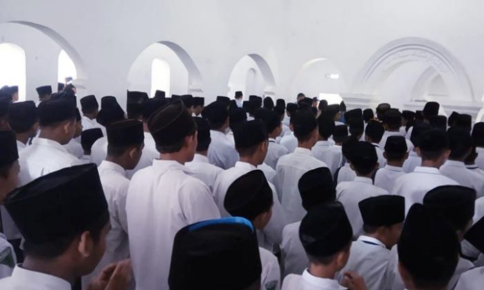 Santri Pondok Pesantren Salafiyah Kapu Kediri Gelar Sholat Ghaib, Doakan Gus Sholah