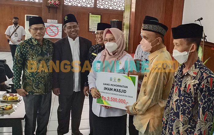 Gelar Pelatihan, DMI Gresik Serahkan Bantuan Kehormatan 350 Imam Masjid