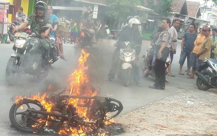 Diduga Korsleting, Motor Warga Krembung Sidoarjo Ludes Terbakar