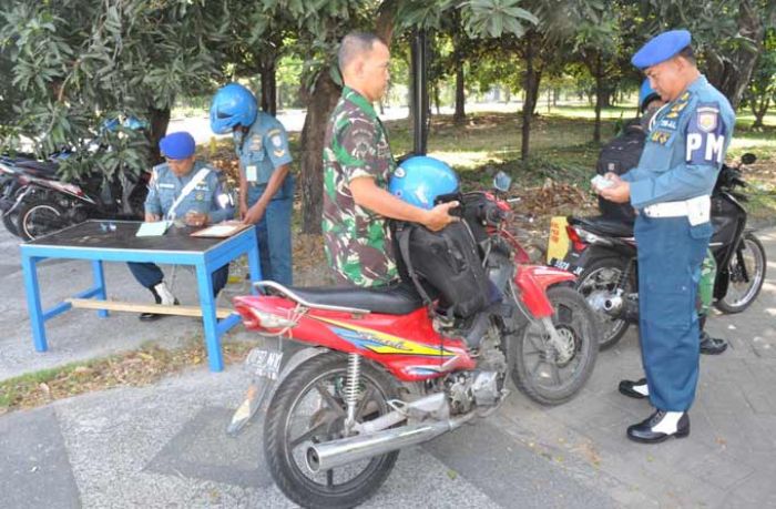 POM Koarmatim Tertibkan Pengendara Kendaraan Bermotor di Lingkungan Komplek