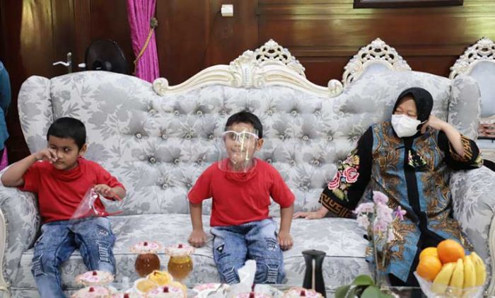 Dikunjungi Bocah Kembar Tuna Netra tapi Hafiz Quran, Wali Kota Risma Beri Bantuan Pengobatan Gratis