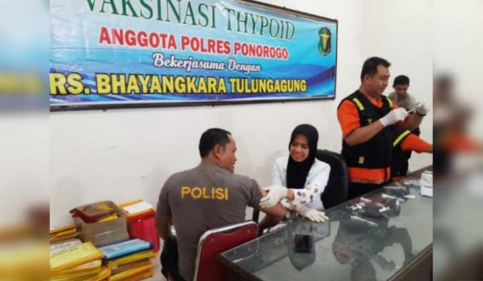 300 Anggota Polres Ponorogo Ikuti Vaksinasi Thypoid