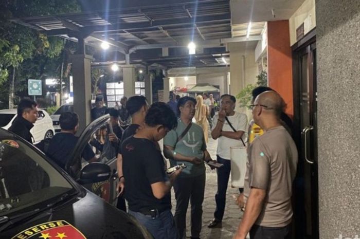 Dua Remaja di Kediri Tega Bacok dan Bawa Kabur Sepeda Motor Milik Temannya Dua Remaja di Kediri Tega Bacok dan Bawa Kabur Sepeda Motor Milik Temannya
