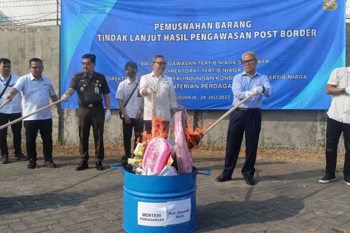 Mendag Zulkifli Hasan Musnahkan Barang Impor Ilegal dari Korea Senilai Rp12 Miliar di Sidoarjo