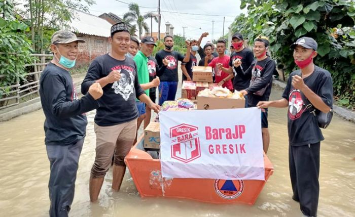 Bara JP Gresik Bantu Korban Banjir Kali Lamong di Desa Sedapur Klagen