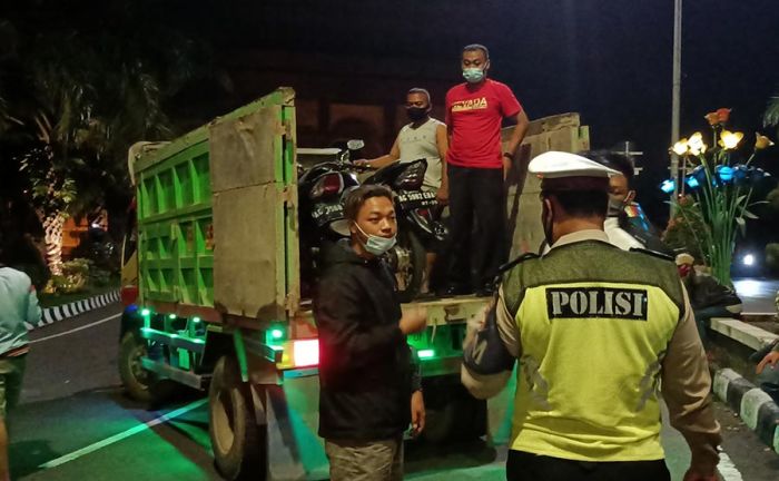 ​Ratusan Sepeda Motor Diangkut ke Mapolres Kediri, Kena Razia, Anak-Anak Muda Pulang Jalan Kaki  