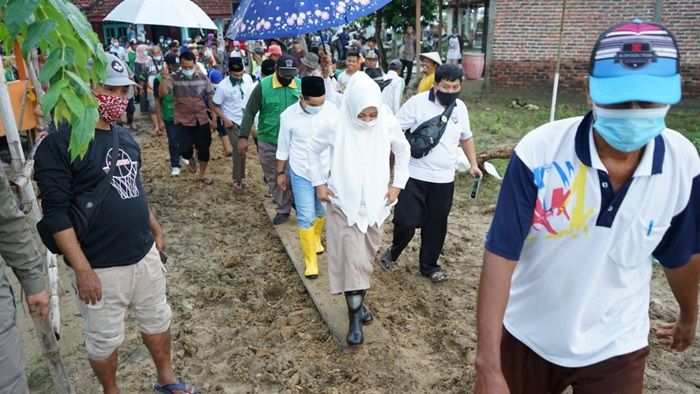 Ikhfina dan Gus Barra Berikan Bantuan ke Warga Terdampak Banjir di Dawarblandong