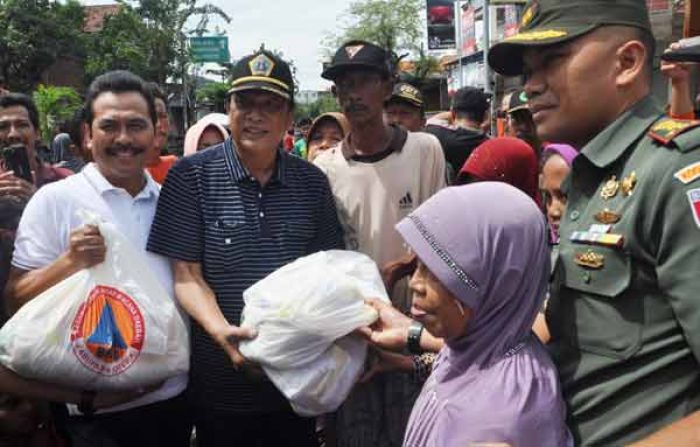 Bupati-Wabup Gresik Serahkan Bantuan untuk Korban Banjir Kali Lamong