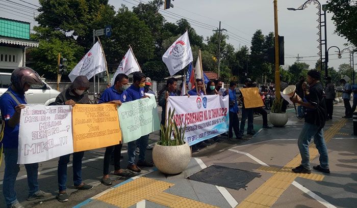 Tuntut Aturan JHT Dicabut, Buruh di Jombang Gelar Demo