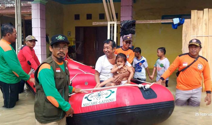 Korban Banjir Luapan Kali Lamong di Balongpanggang Gresik Dievakuasi