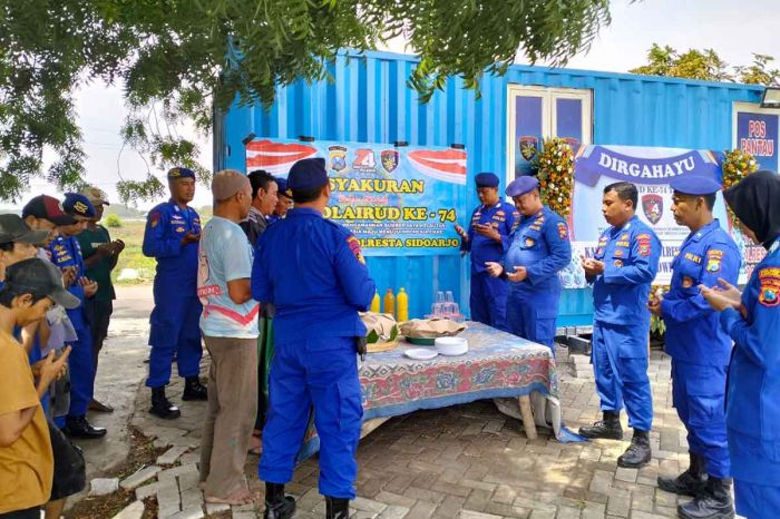 Bersama Nelayan, Satpolairud Polresta Sidoarjo Peringati HUT ke-74