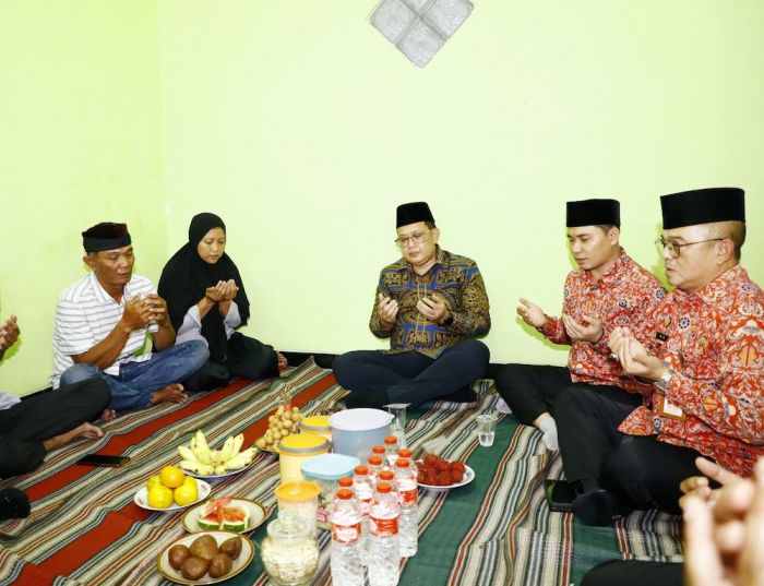 Takziah ke Rumah Duka 4 Siswa SMPN 7 Kota Mojokerto, Pj. Gubernur Jatim Sampaikan Duka Cita