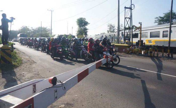 Urai Antrean Kendaraan, Satlantas Jombang Lakukan Sistem Contraflow