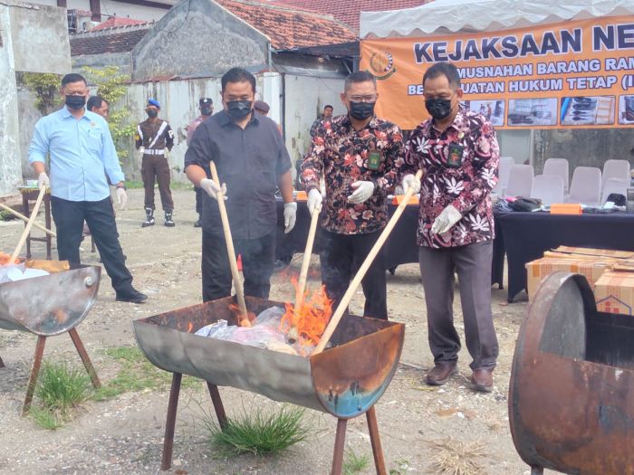 Kejari Ngawi Musnahkan 1,5 Juta Batang Rokok Ilegal hasil Sitaan Bea Cukai Madiun