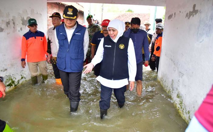 Respons Cepat Banjir Gresik di Sela Retreat, Gubernur Khofifah Kirim Bantuan Logistik dan Prioritask