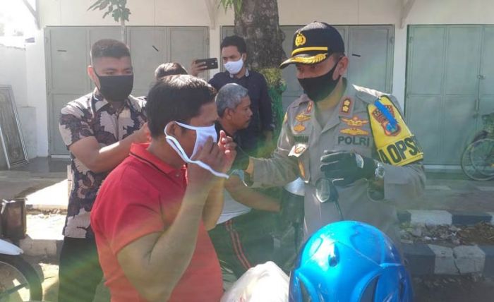 Operasi Patuh Semeru, Kapolres Sumenep Terjun Langsung Bagikan Ribuan Masker