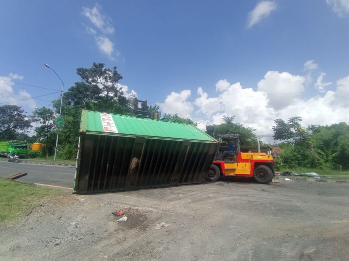 Truk Kontainer Terguling di Arteri Siring-Porong, Lalu Lintas Sempat Lumpuh Total