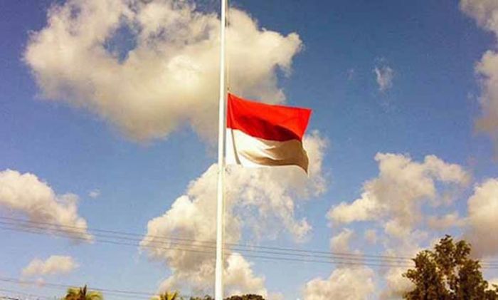 Bendera Setengah Tiang Bentuk Penghormatan Atas Meninggalnya Plt Bupati Sidoarjo Nur Ahmad Syaifudin