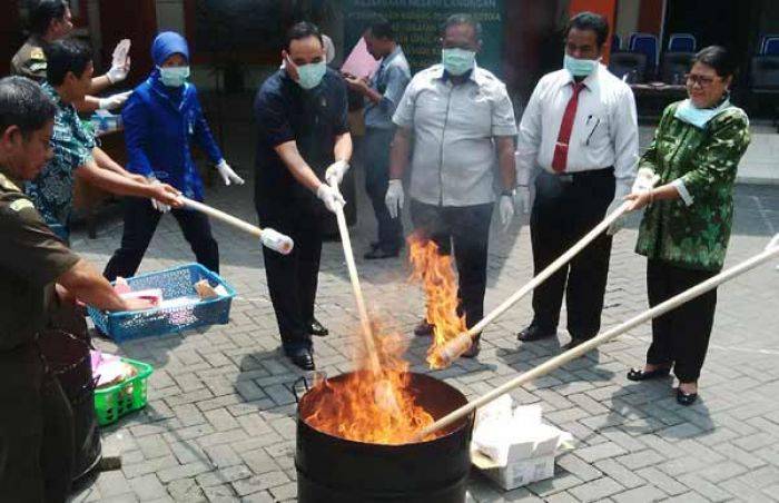 Kejari Lamongan Bakar BB Sabu, Ganja dan Ribuan Pil Koplo