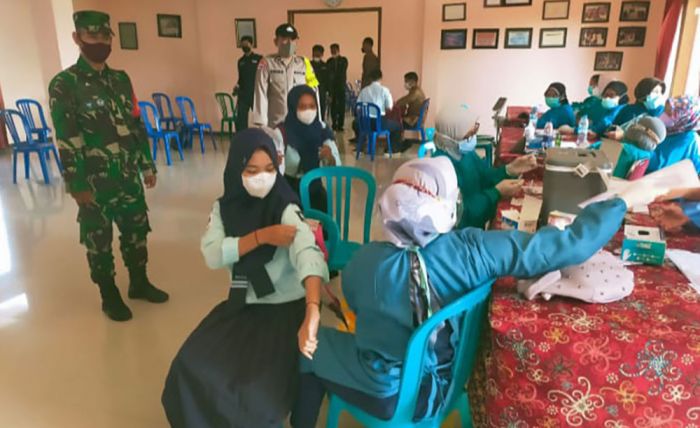 Anggota TNI Kawal Vaksinasi Bagi Pelajar