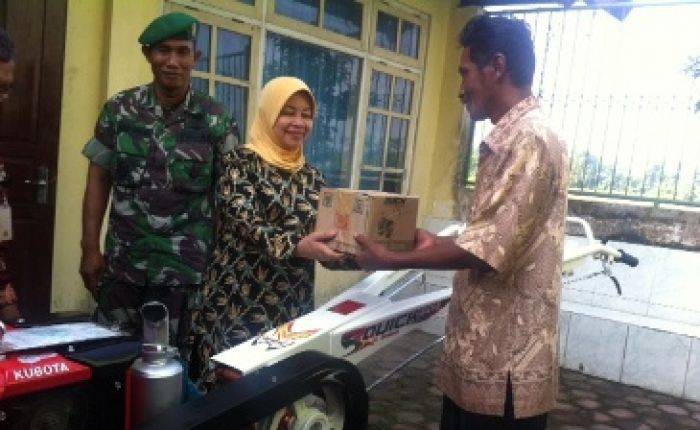 Wujudkan Swasembada Pangan, Bupati Kediri Bagikan Puluhan Hand Traktor