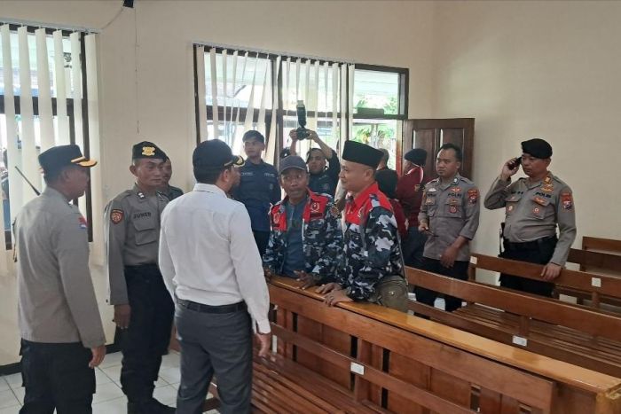 Tak Bisa Temui Ketua, Massa Demo di PN Tuban Kecewa dan Tuntut Hakim Perkara Kekerasan Dicopot Tak Bisa Temui Ketua, Massa Demo di PN Tuban Kecewa dan Tuntut Hakim Perkara Kekerasan Dicopot