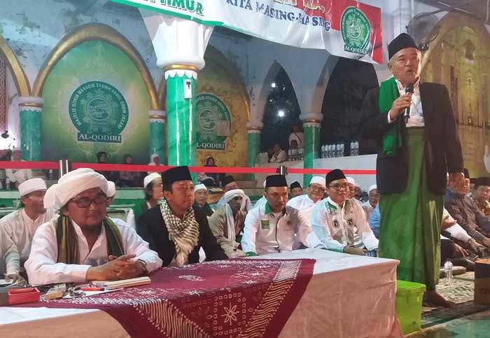 Di depan Jamaah Manaqib Asuhan Kiai Muzakki Syah, Kiai Asep: Tiap Hari Gerak untuk Khofifah Di depan Jamaah Manaqib Asuhan Kiai Muzakki Syah, Kiai Asep: Tiap Hari Gerak untuk Khofifah