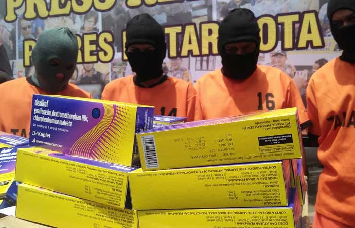 Edarkan Obat Batuk untuk "Ngefly", Empat Orang Diamankan Polres Blitar Kota Edarkan Obat Batuk untuk "Ngefly", Empat Orang Diamankan Polres Blitar Kota