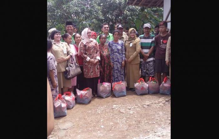 Tim Penggerak PKK Ponorogo Bedah Rumah Warga di Karang Patihan