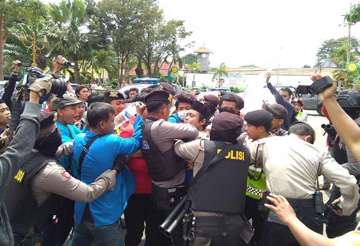 ​Demo Tolak Jokowi di Tuban Ricuh, Mahasiswa Luka-luka