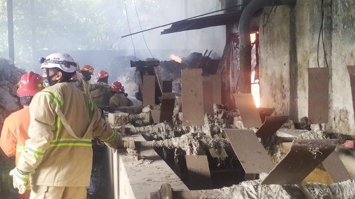 Bekas Gudang Biji Plastik di Jombang Terbakar Hebat, Angin Kencang Persulit Pemadaman