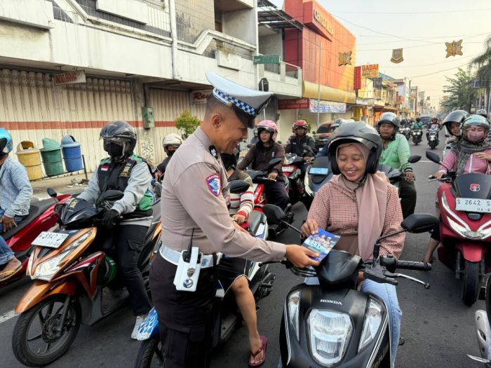 Satlantas Polres Mojokerto Kota Bagikan Brosur Ajak Pengendara Taat Lalu Lintas