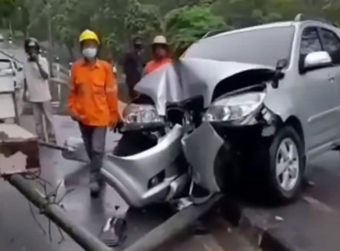 Hantam Tiang PJU, Mobil Wanita ini Ringsek Bagian Depan