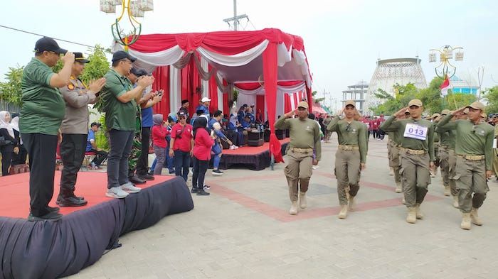 Diikuti 2.438 Peserta, Wabup Alif Berangkatkan Gerak Jalan Balongpanggang-Gresik