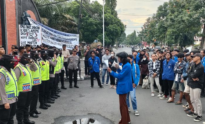 Tolak Masa Jabatan Kades 9 Tahun, Puluhan Mahasiswa Geruduk Kantor DPRD Kabupaten Kediri
