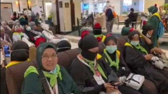 Mawar Merah pada Kerudung Jadi Penanda Unik Jemaah Haji asal Lamongan di Madinah
