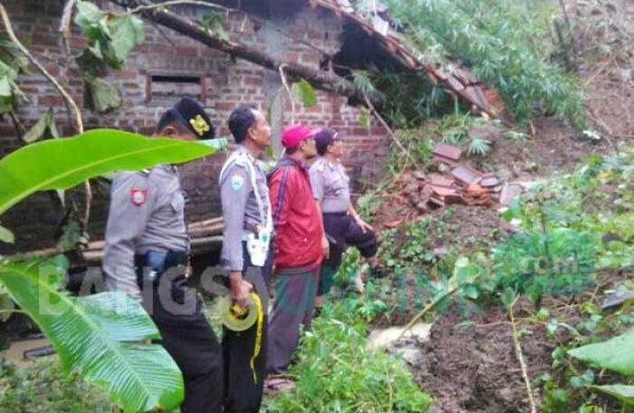 Longsor di Desa Surat Kediri, Puluhan Pengungsi Belum Diperbolehkan Pulang