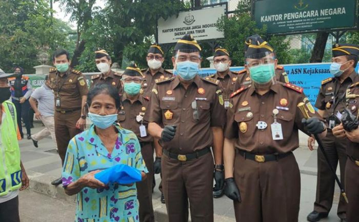 Kejaksaan Tinggi Jawa Timur Bagikan 10.000 Paket Masker dan Face Shield