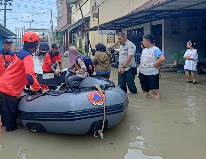 Respons Banjir Gresik, Tim BPBD Jatim Evakuasi Warga dan Serahkan Bantuan Logistik