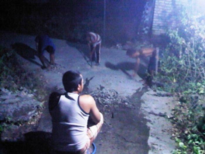 Jenuh Tunggu Bantuan Perbaikan, Warga Swadaya Perbaiki Jalan Rusak 