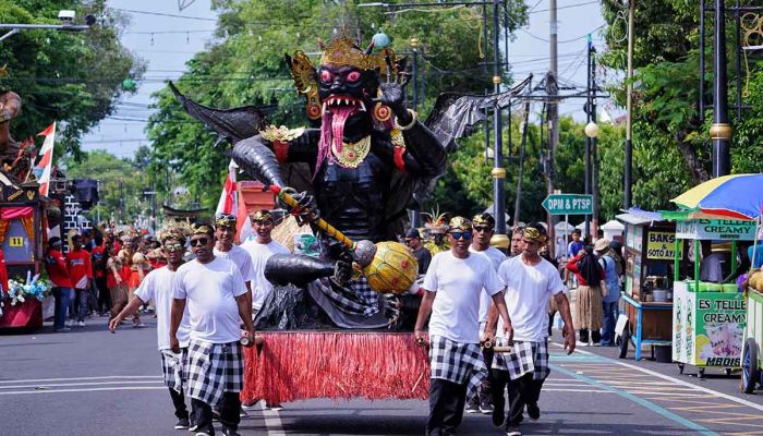Tampilkan Folklore Nusantara, Ribuan Warga Meriahkan Pasuruan Street Art Carnival 2025