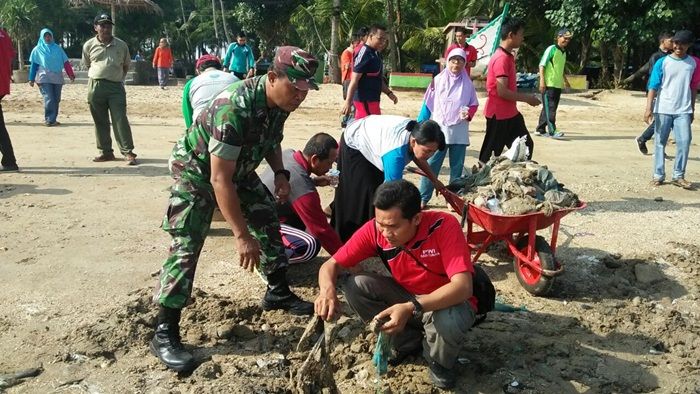 Cinta Lingkungan, PWI Tuban Gelar Aksi Bersih-bersih Pantai