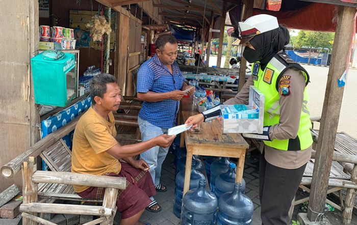 Operasi Aman Nusa II 2022, Polres Gresik Bagikan Masker dan Hand Sanitizer di Terminal Bunder