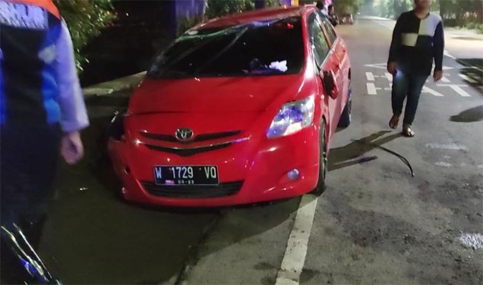 Kecelakaan di Ahmad Yani, Toyota Vios Terguling Usai Terabas Median Jalan