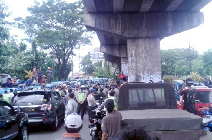 Brimob Gembosi Ban, Demo Sopir Mikrolet di Malang Kocar-kacir 