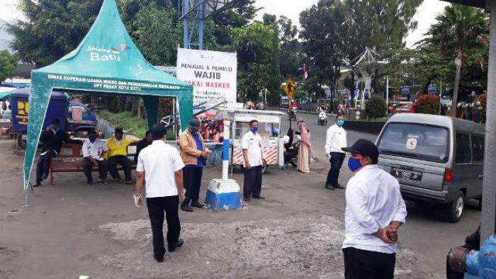 Tak Pakai Masker, Pengunjung dan Pedagang Dilarang Masuk Pasar Besar Kota Batu