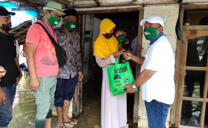 Kunjungi Korban Banjir, Bacabup Kaji Sholah Serahkan Bantuan Sembako