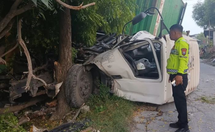 Diduga Lalai, Truk Trailer Seruduk Tronton di Lamongan, Satu Pengemudi Luka Berat
