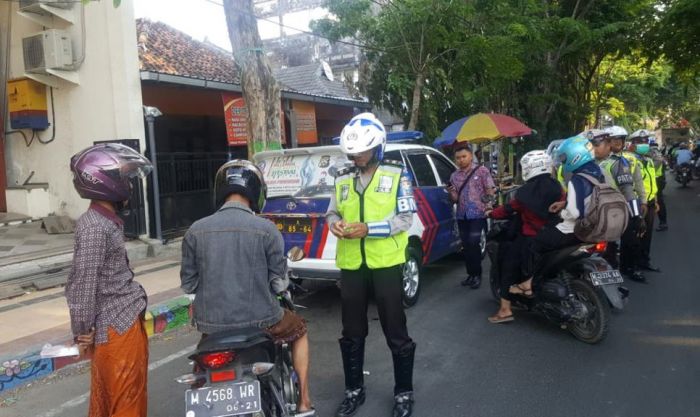 Baru Satu Hari Operasi Zebra Semeru, Satlantas Polres Pamekasan Tindak 205 Pelanggar