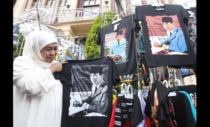 Ribuan PKL Beri Dukungan saat Khofifah ke Pasar Tumpah Indrapura Ribuan PKL Beri Dukungan saat Khofifah ke Pasar Tumpah Indrapura